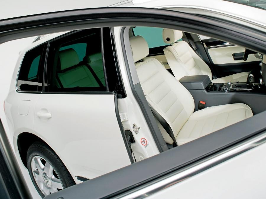  Volkswagen Touareg in Candy White 2006 года  (фото 2 из 3)